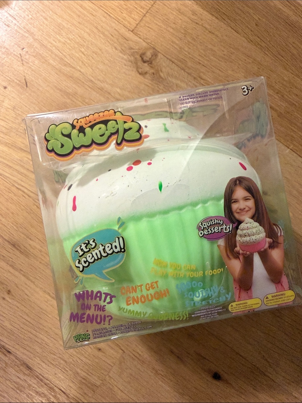 Green Cupcake Squishy Toy 🧁 Squeezee Sensory toy NEW Sealed Birthday gift